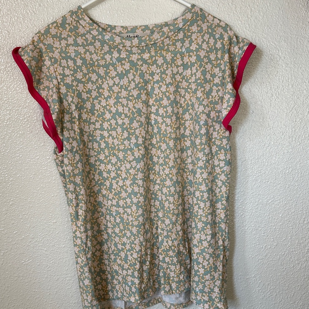 Floral Print Women's 1x Top with Pink Accents